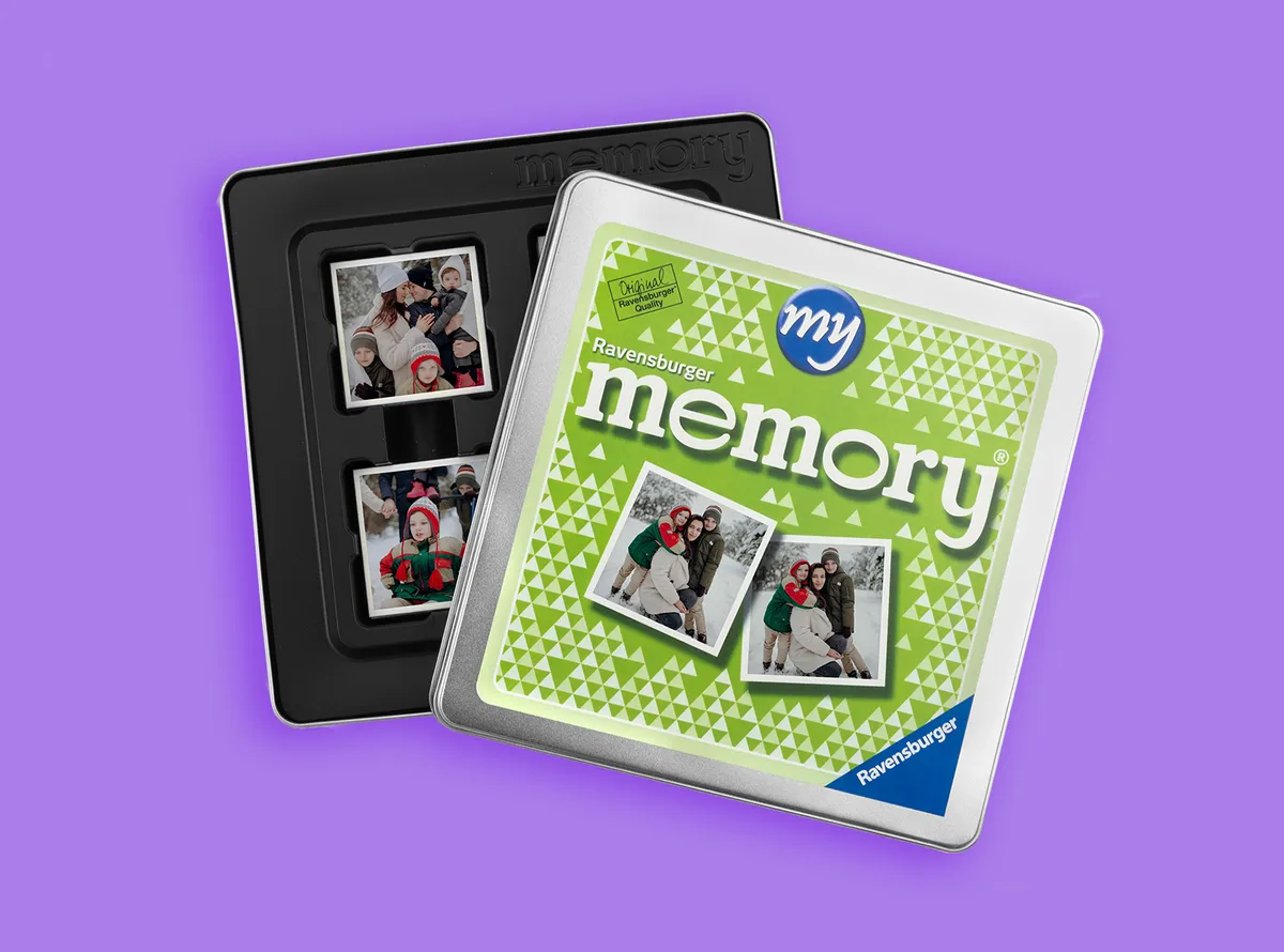 Gepersonaliseerd Ravensburger foto-memoryspel ligt op een paarse achtergrond.